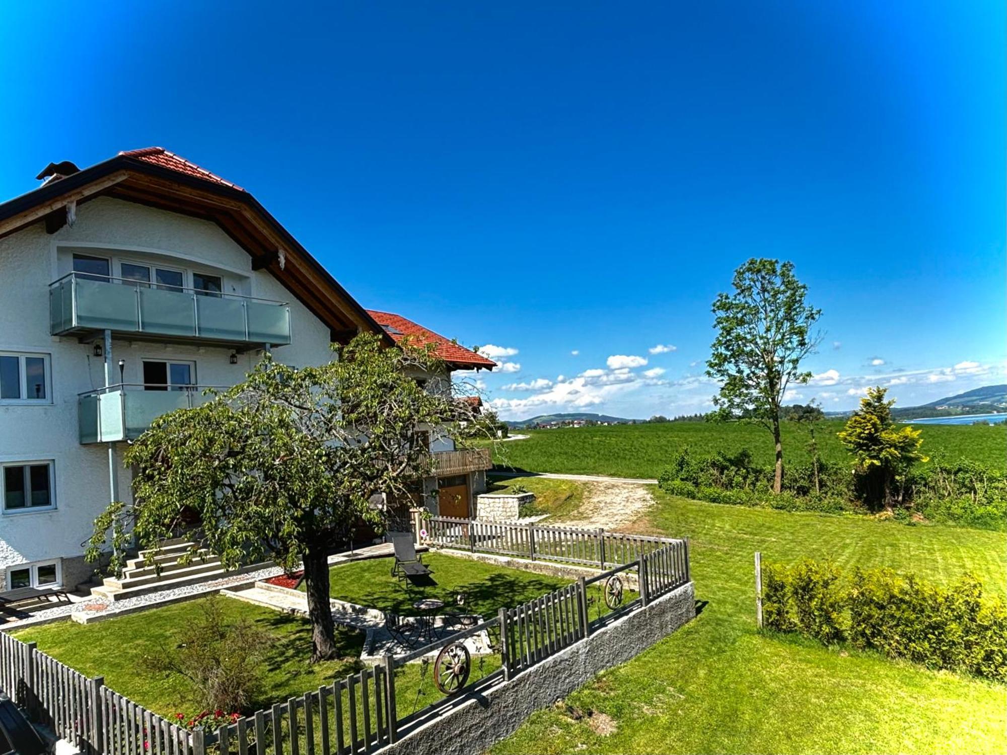 Gaesthaus "Seeblick" Seekirchen am Wallersee Luaran gambar